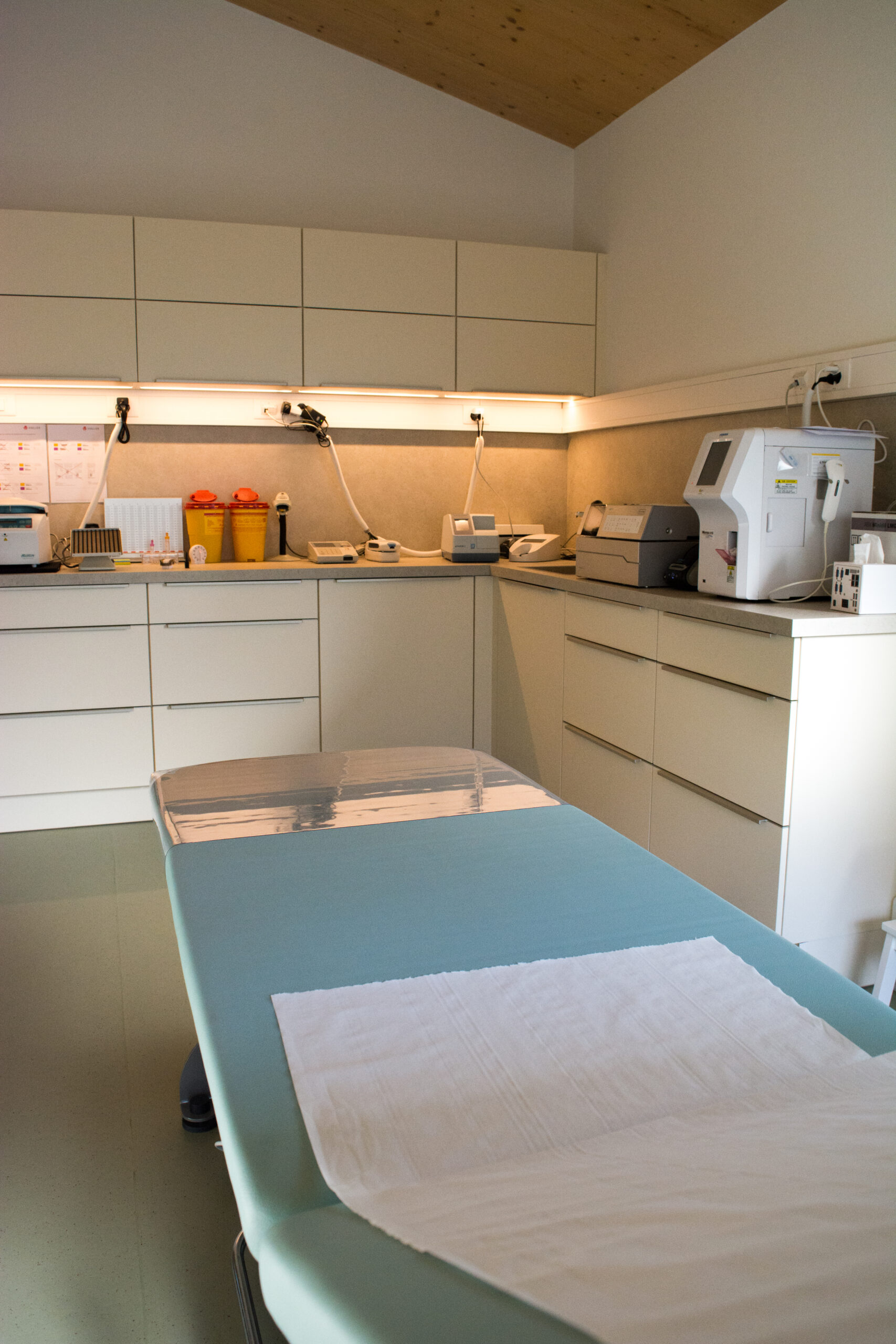 Salle de soins avec table d'examen