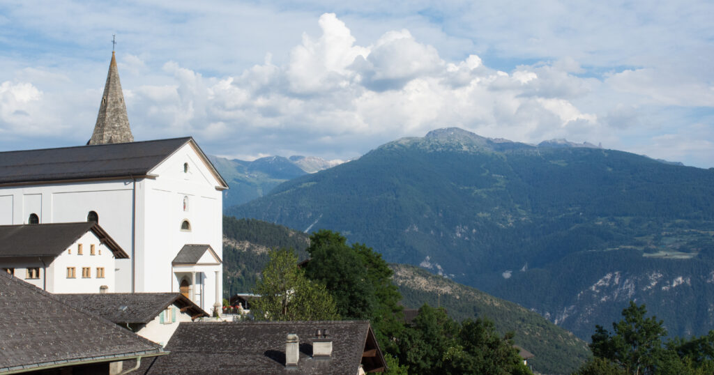 Saint-Romain et son église, face aux montagnes valaisannes
